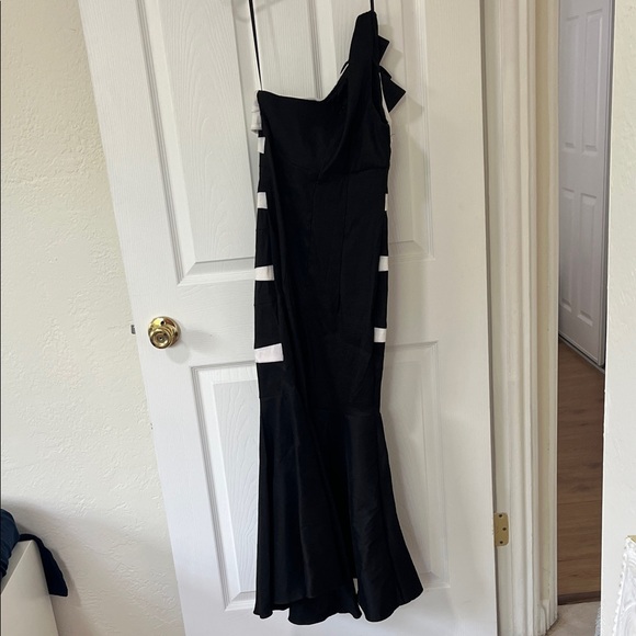 Betsy & Adam Ruffle One‎ Shoulder Scuba Trumpet Gown Black White Size 4 - Picture 2 of 10